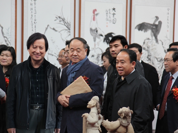 中國(guó)作家協(xié)會(huì)副主席、2012年度諾貝爾文學(xué)獎(jiǎng)獲得者莫言與總經(jīng)理傅紹相在一起。