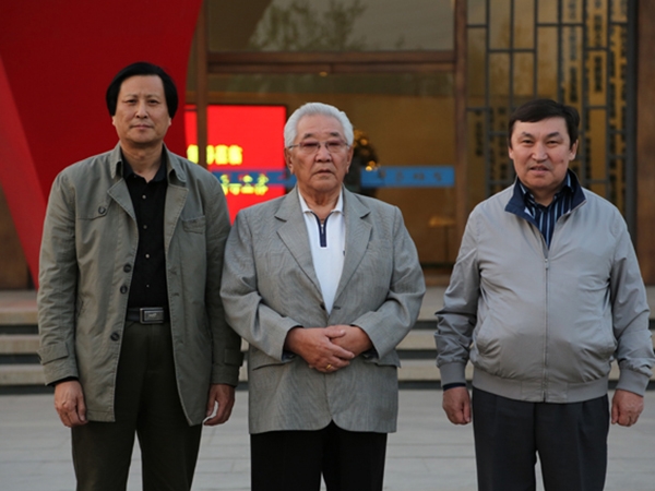 蒙古國(guó)前總理宮嘎·道爾基、現(xiàn)任議員巴克先生來華藝雕塑視察指導(dǎo)，并題字留念，及進(jìn)行項(xiàng)目洽談合作等。傅紹相總經(jīng)理陪同參觀并向客人介紹雕塑藝術(shù)。