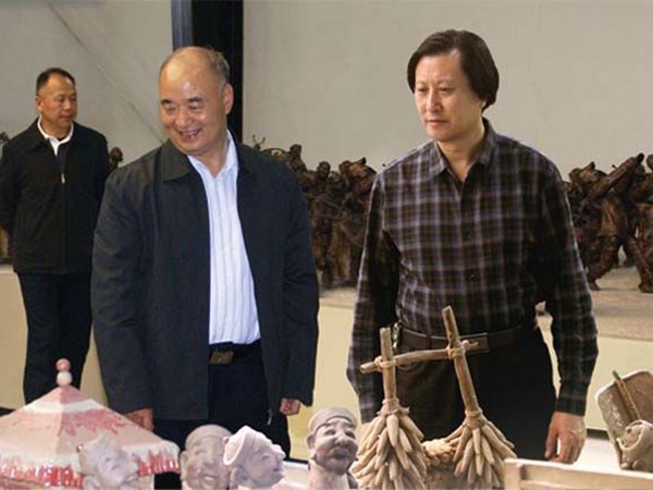 中央政治局委員、中央軍事委員會(huì)副主席許其亮來華藝雕塑視察指導(dǎo)，傅紹相總經(jīng)理介紹雕塑藝術(shù)