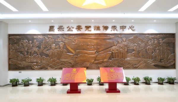 《昌樂(lè)縣公安局黨性教育傳承中心》紫銅板鍛造，尺寸：11×2.4m